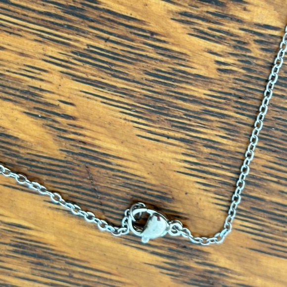 Elegant Silver Teardrop Pendant Necklace - Picture 4 of 7